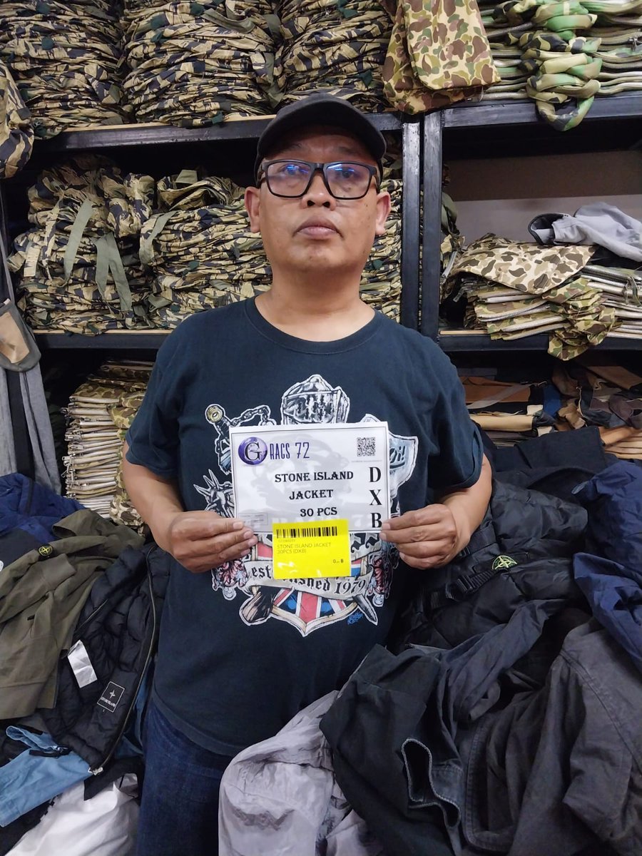 DPyroshop's tweet photo. away sambil jajan jaket second.... https://t.co/0OOA05P4n4