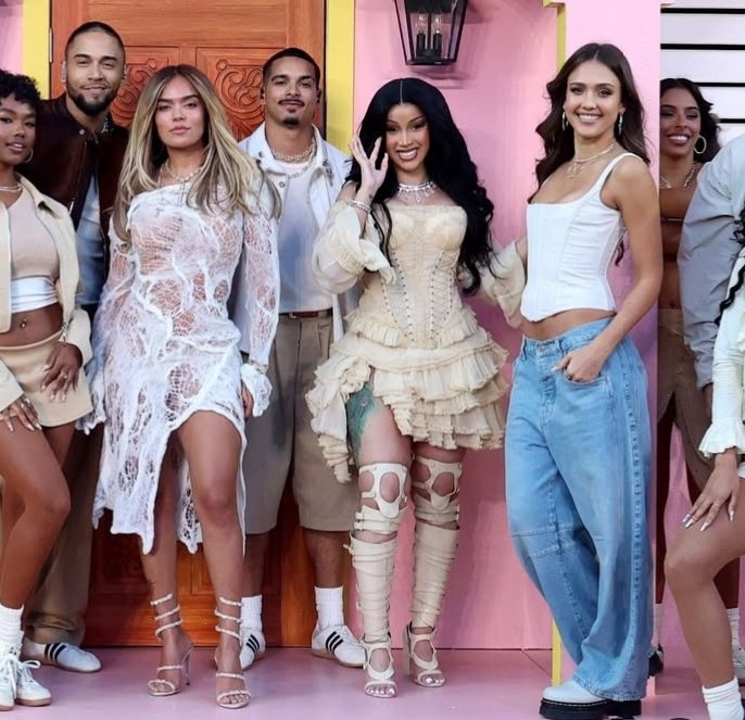 Jessica Alba es esa amiga que nunca entiende el dress code 😭