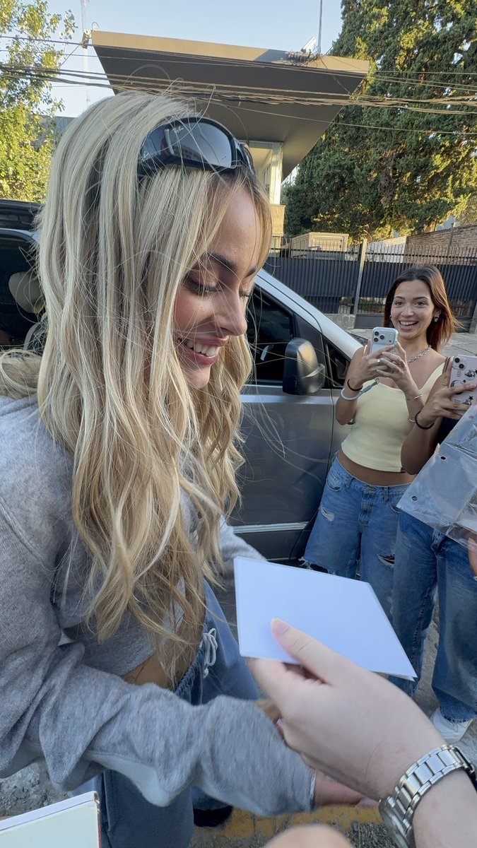 📸 Nuevas fotos de TINI hoy en Buenos Aires.
Está más guapa y radiante que nunca 🤍