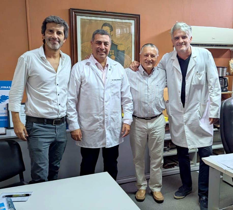 regsanix's tweet photo. 📍En #LasFlores, mantuvimos una reunión de trabajo con el nuevo director ejecutivo del Hospital Zonal General, Pedro Fernández.

👥Participaron del encuentro, el intendente en uso de licencia, Alberto Gelené y el director saliente, Juan Tibiletti.

@SaludBAP https://t.co/nQFdFaaa0h