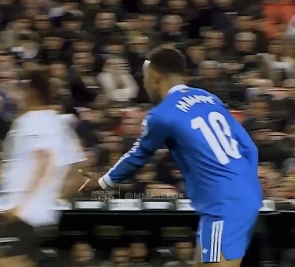 🚨 Kylian Mbappé to Franco Mastantuono against Valencia: "Pass me the ball, give it to me."

Mastantuono chose to take a shot and Kylian was not happy.