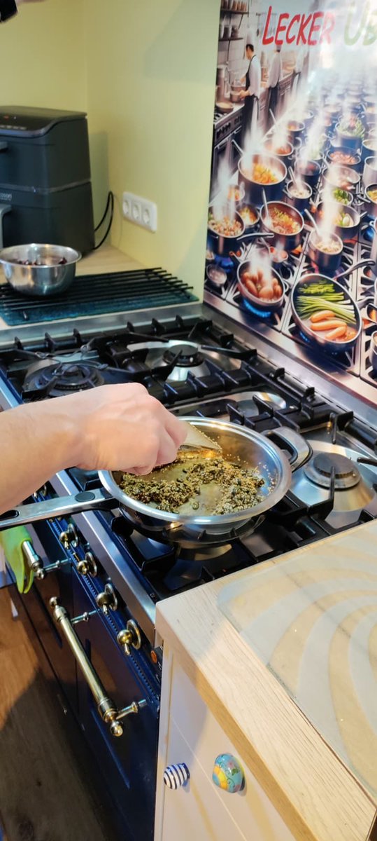 RBTV_Koeln's tweet photo. Liebe geht durch den Magen: Bohnenliebe auch 💛

Beim Community-Mampf haben Kölner Bohnen gemeinsam gekocht, gebraten und gebacken.
Ergebnis: gutes Essen &amp; ein richtig schöner Abend 🍲🍷

#rbtv #rocketbeans #bohnenliebe #Communitytreffen #cgnbeans #RBTV_Koeln #kochen #mampf https://t.co/OgKCeg6POE