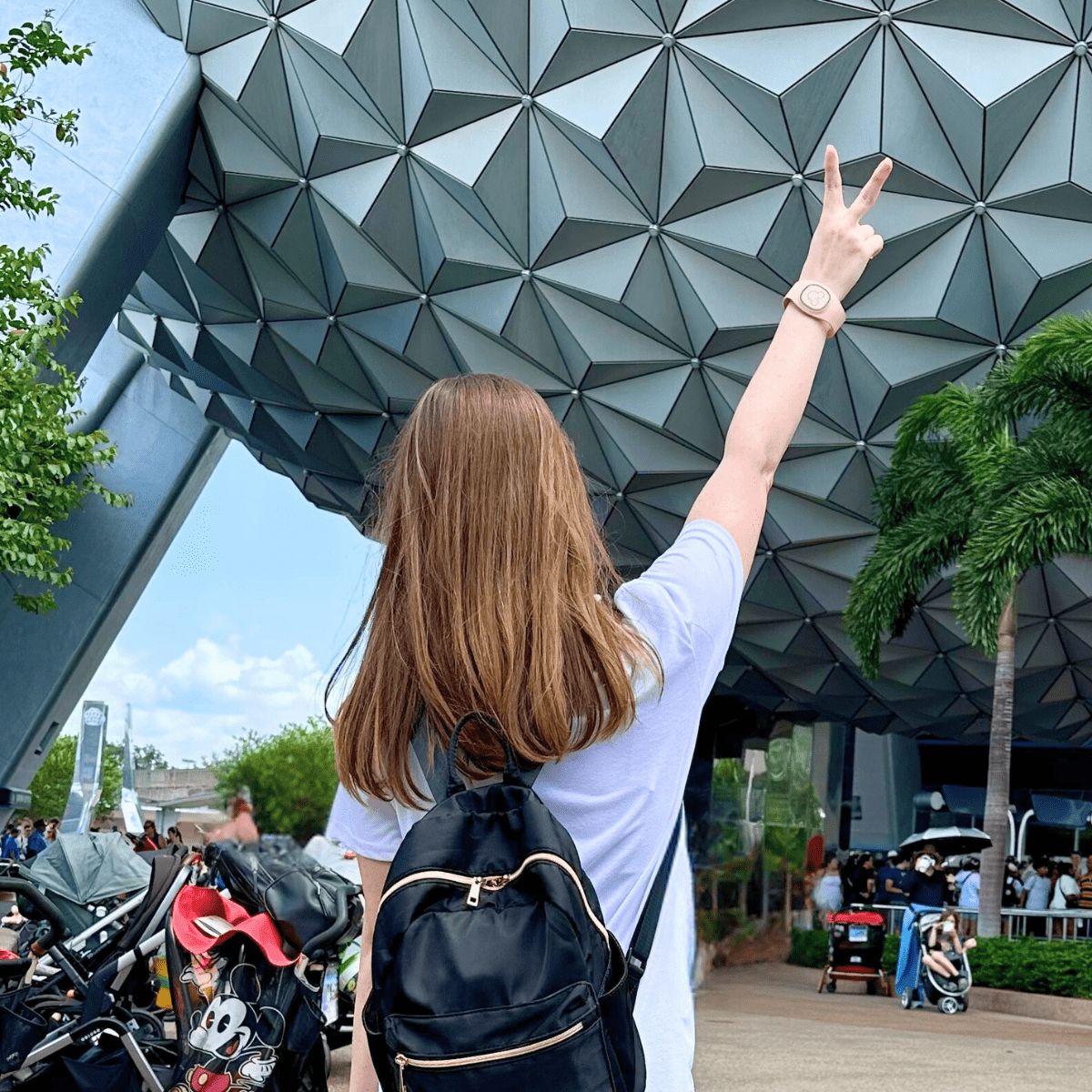 These Disney must haves make park days smoother, comfier, and way less stressful. devinefairytale.com/disney-must-ha…