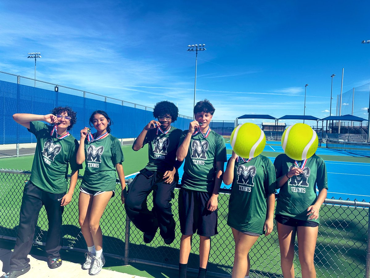 CoachCroes_18's tweet photo. The Creek brought home some gold🏅this afternoon! #RPND 💚🤍🎾 https://t.co/HtJiklPjyH