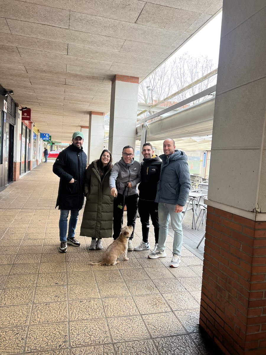 Visita del grande!! El gafas !! Jajjaja ! Cafecito y pádel para no perder la constumbre ! Aunque estés lejos de nosotros te queremos muchísimo y estamos contigo!! Nos veremos pronto , te echamos de menos!! Vamos <a href="/miguelfis/">Miguel de la Fuente Morán</a> vamos <a href="/Linares_Dptvo/">Linares Deportivo 💙⚒</a> a por todo!!! A ganar!!