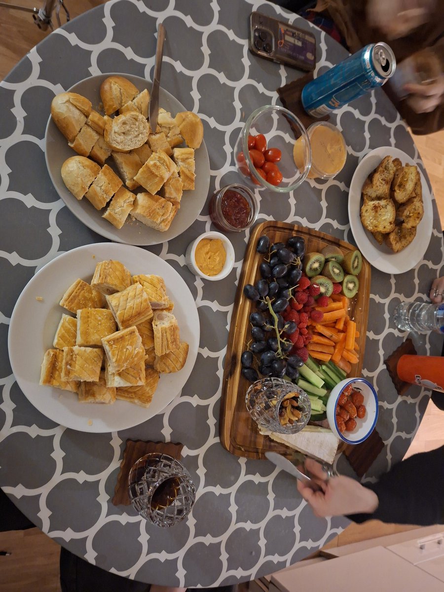 Day after this mans incredible cooking I come back to THIS SHIT holy fuck life is amazing