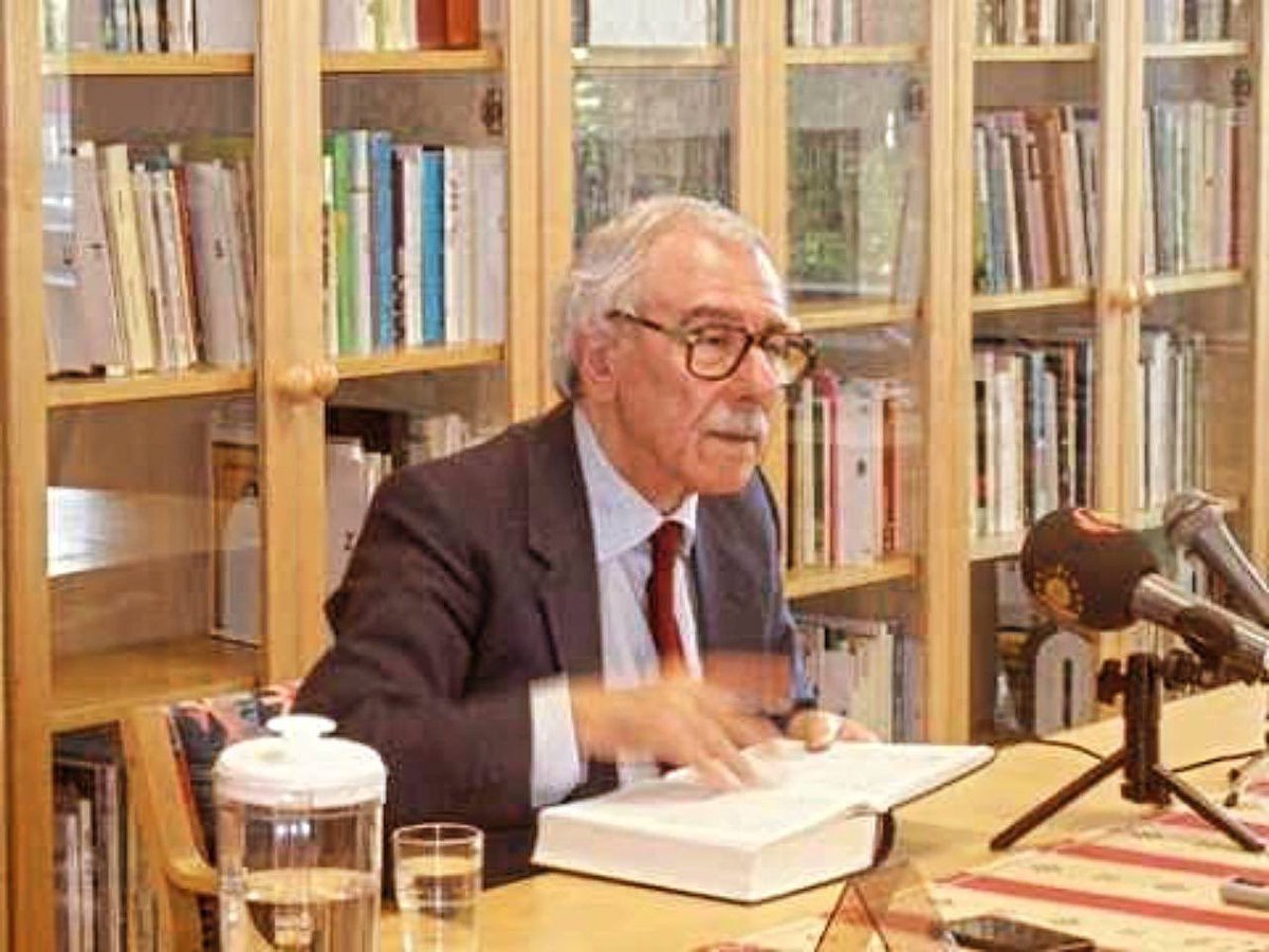 Kedkarê ziman û edebîyata Kurdî birêz M. Emin Bozarslan bi nivîskarîya xwe ya  berhemdar, di pirtûkxaneya Kurdî da xwedî cîyekî taybete. Wê tu car keda wî neye ji bîrkirin. 
#MehmetEminBozarslan