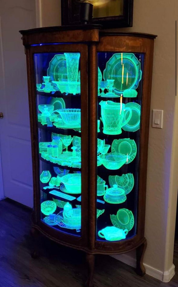 Steampunk_T's tweet photo. Uranium glass under UV light glows an eerie neon green—no filter, just haunted mansion vibes.
📷 kenneth wenzel https://t.co/jrmdDB8JRW