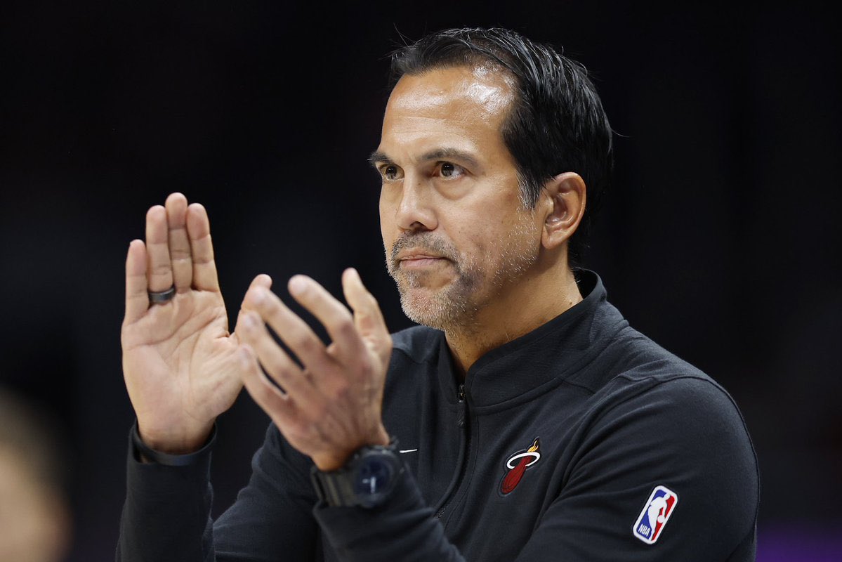 Frosty701's tweet image. Mis respetos para Miami Heat:

Esperaron a que el coach se divorciara
y luego le soltaron el contrato de 120 millones.

Negocios son negocios 💰