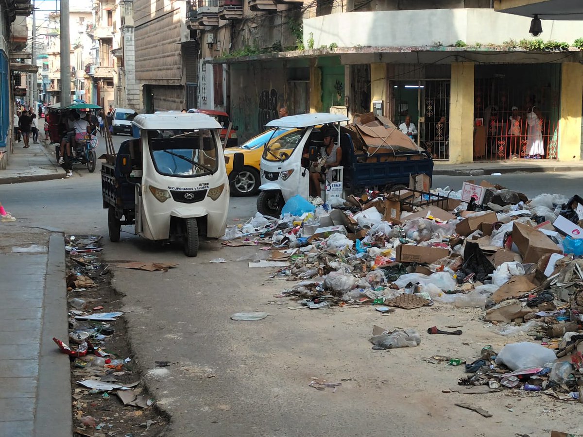 Los recicladores de la capital recuperando en las arterias. Cumpliendo con los ciclos de recogidas a las FGNE para evitar que el cartón se contamine y pare en los depósitos de basura.
#LaHabanaDeTodos 
#cubarecicla
#IndustriasCuba