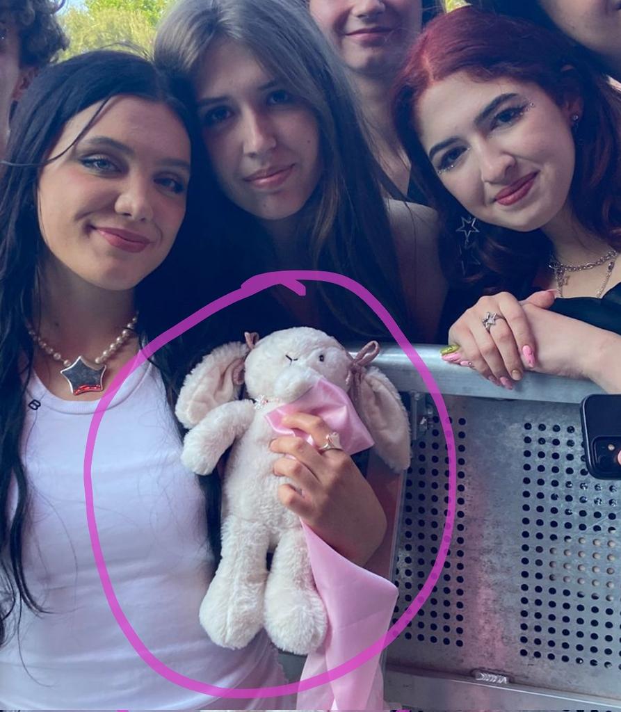 mălina, occasionally ⸆⸉ tweet media