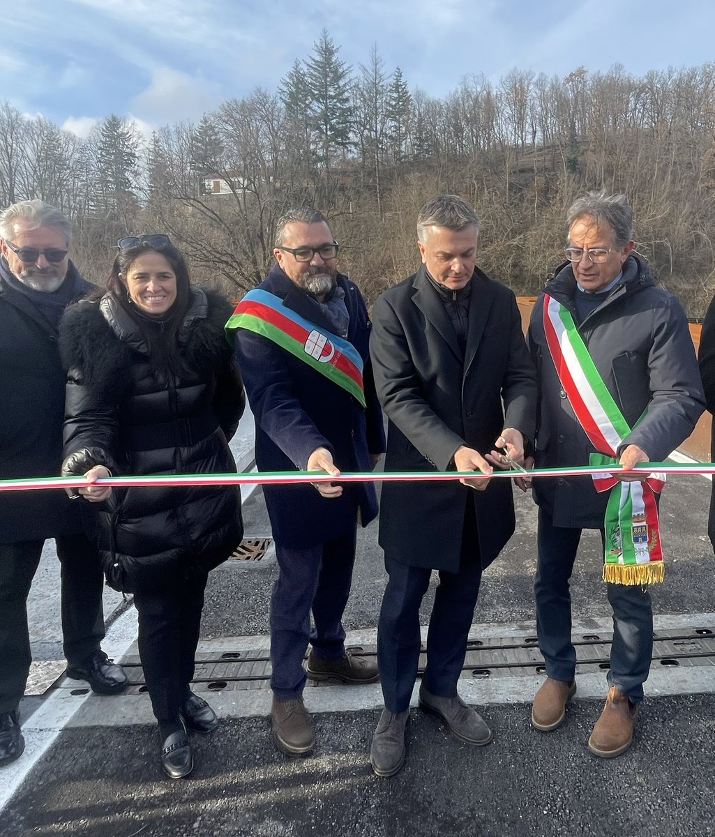 edorixi's tweet image. Con l’inaugurazione del nuovo Ponte dei Chinelli restituiamo alla #ValBormida un’infrastruttura moderna, sicura e funzionale, attesa da tempo e fondamentale per la viabilità e la vita quotidiana di cittadini e imprese. 

Investire sulle #infrastrutture significa investire sul