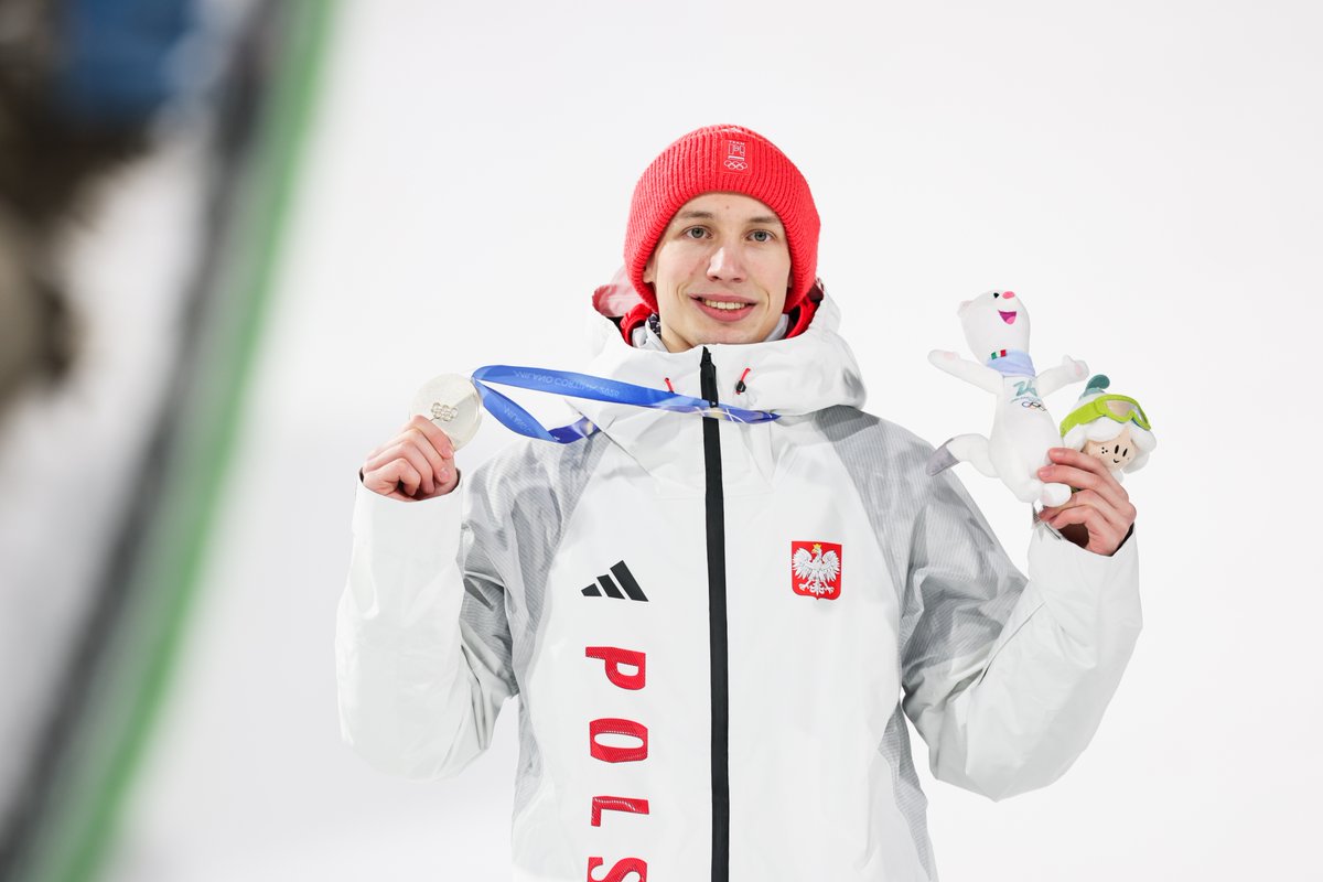 FISskijumping's tweet photo. Kacper Tomasiak 🇵🇱 with his Olympic Silver! What a day for the 19-year-old athlete of Poland 🥹

#fisskijumping #passionbeyondlimits https://t.co/rfvhRcjXXk