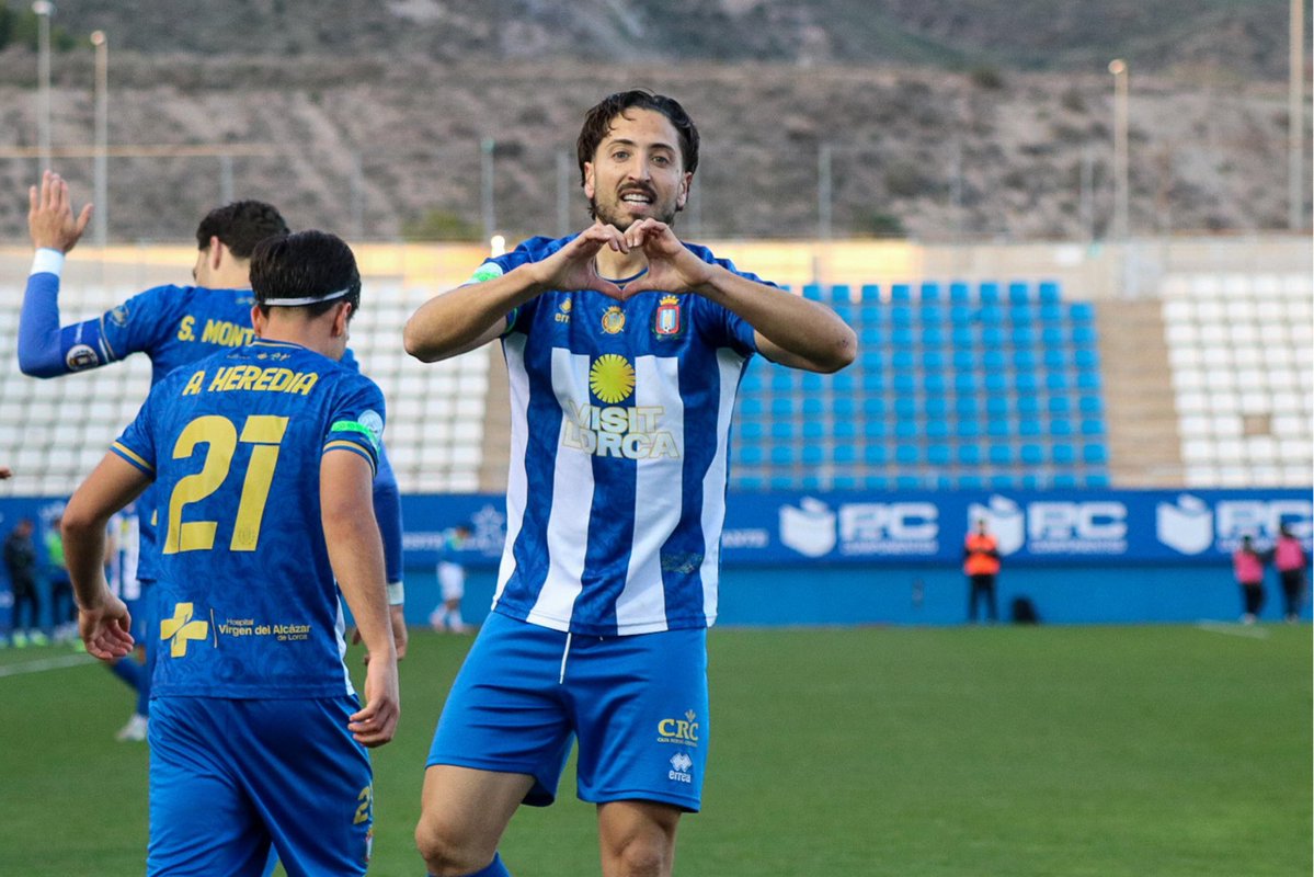 - Papá, ¿por qué mi hermana se llama Rosa?
+ Porque a tu madre le encantan las rosas.
- Gracias, papá.
+ De nada, Peque.
