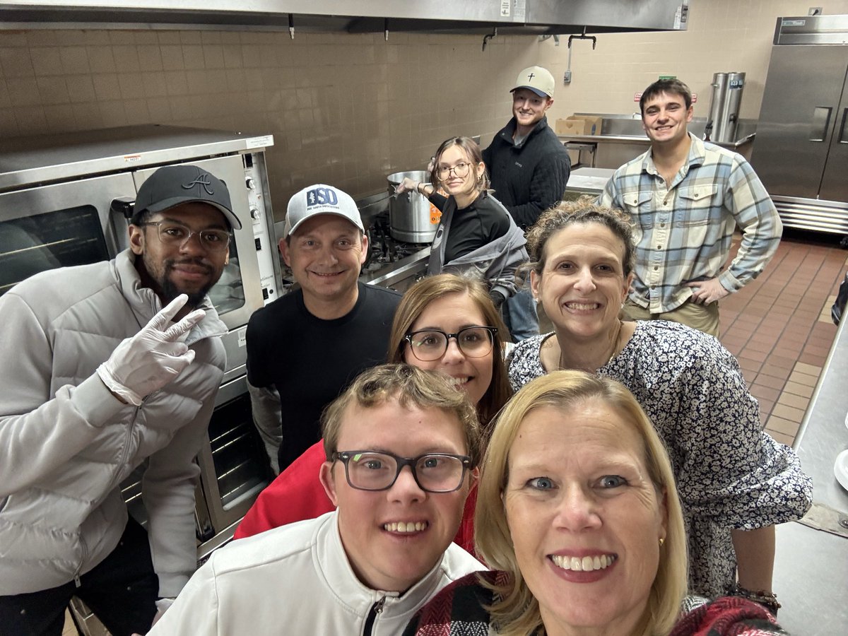 SFAgentTim's tweet image. Thankful for a team that loves to help our community by serving dinner at @guministry. We will be collecting twin sheets, towels, washcloths, &amp;amp; blankets through the end of February for them. Help us show support to those experiencing homelessness in our community!  #talktoTim