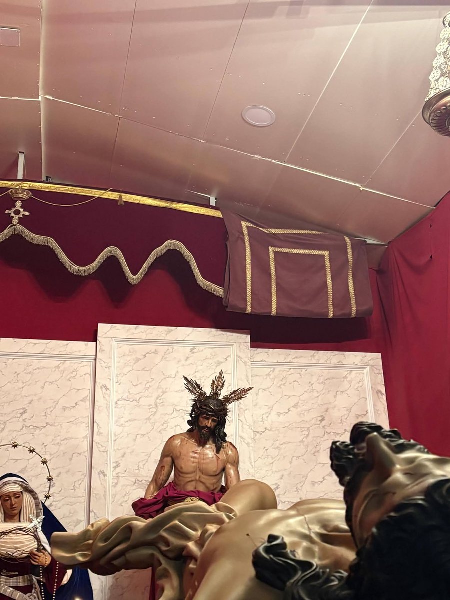 Si tienes un mal día, piensa en los diseñadores de este altar.