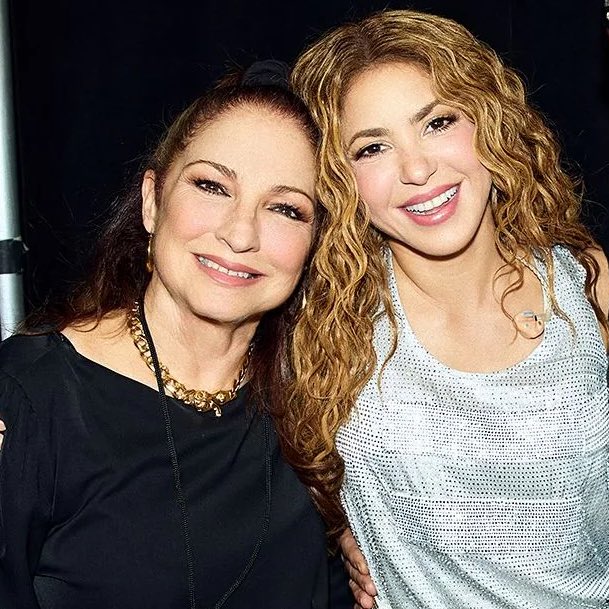 Importante recordar que el camino que hoy tienen los artistas para cantar en español en el mercado anglo. Se construyó gracias a varias generaciones que asumieron riesgos cuando la industria anglo pedía casi como condición grabar en inglés.  @Shakira <a href="/ricky_martin/">Ricky Martin</a> <a href="/GloriaEstefan/">Gloria Estefan</a>