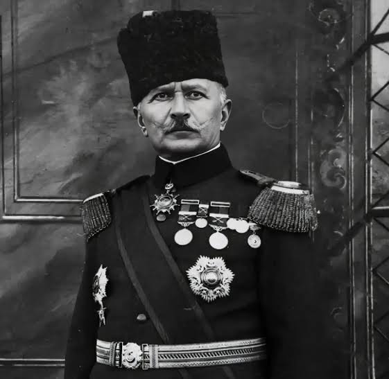 ErhanCavdaroglu's tweet photo. Neredeyse yüz yıldır Medine Müdafii Fahreddin Paşa'yı Mukaddes Emanetleri İstanbul'a naklettiği için eleştirenler Epstein fotoğraflarını görünce bir nebze utanırlar mı acaba? 
Eğer o müdafaa olmayıp, bizim dokunmaya kıyamadığımız emanetler aslî yeri olan Halife'nin sarayına getirilmeseydi, kim bilir hangi sapığın, hangi gavur müzesinin vitrinin de hatta yerlerde olacaktı?