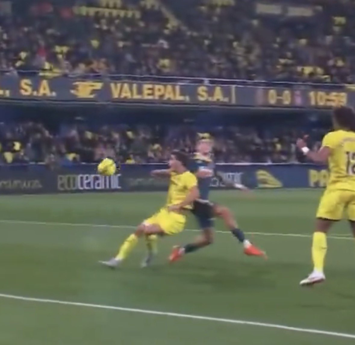 Adivinad en cuál se ha pitado falta de las dos.