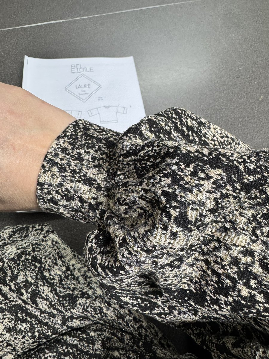 Speldenkussen80's tweet photo. Dat het rimpelen en vastzetten van de mouw boord zo goed en netjes gaat…..dat vind ik een geluksmomentje voor de maandag 🥰 deze week nog even tijd maken om deze af te maken. Voor nu bedtijd 🥱😴. #welterusten https://t.co/MPjr9G8m53