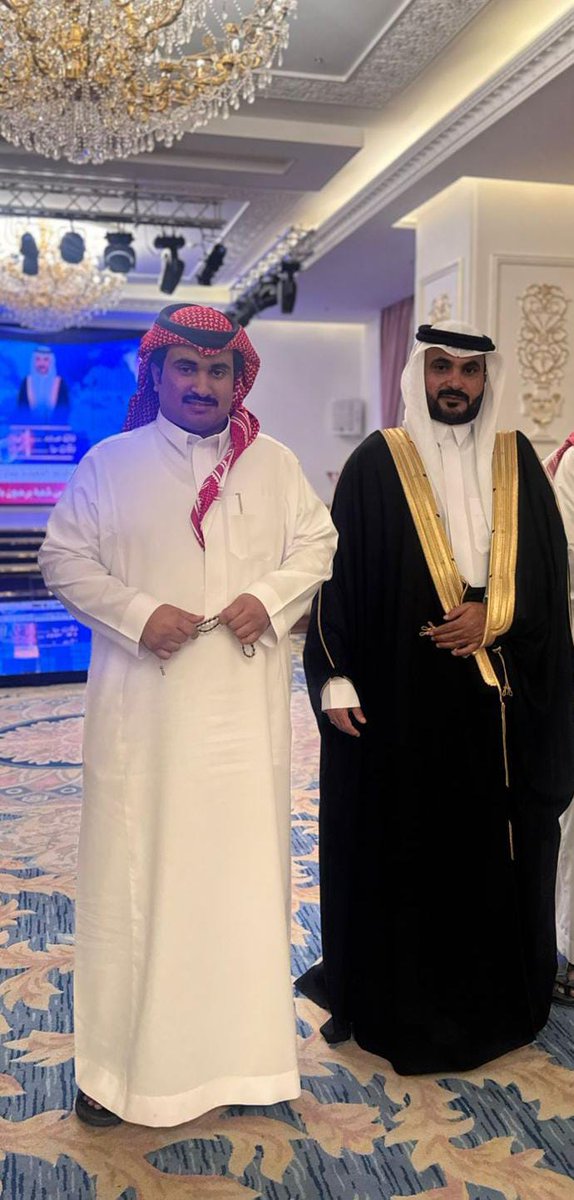 Faishal2020's tweet photo. قصيدتي ليلة البارح في حفل تكريم ابوي بمناسبة التقاعد من التعليم

رحلة ثلاث عقود مع طلّابه يصول ويجول
يعني (مسيره حافله) كنها (مسيرة حافله) ! https://t.co/p3SnxomboI