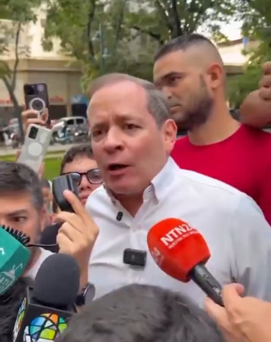 prioridadvzla's tweet image. Vean la diferencia de un preso de la falsa oposición como salen gorditos y papiados de su spa hasta hacen muchachos y todo, en otros casos como el de CAGUARIPANO, es un verdadero preso y torturado.