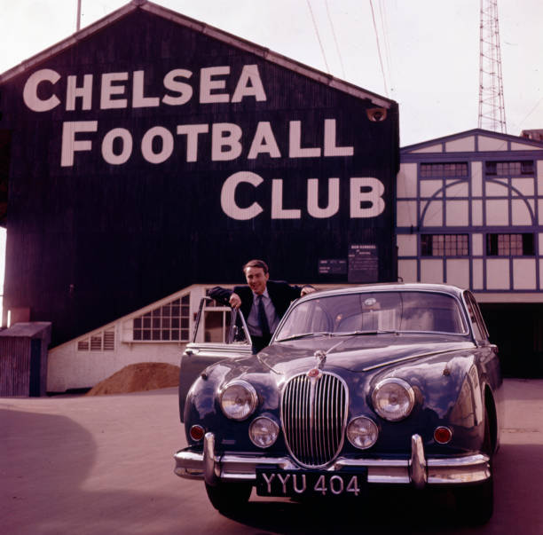 A flashback for your Monday, fellow #Chelsea fans. 

A wonderful photograph of Jimmy Greaves (1940-2021) at Stamford Bridge. 

P.S. What a beautiful car! 

Have a great week. 

💙💙💙

#CFCHeritage