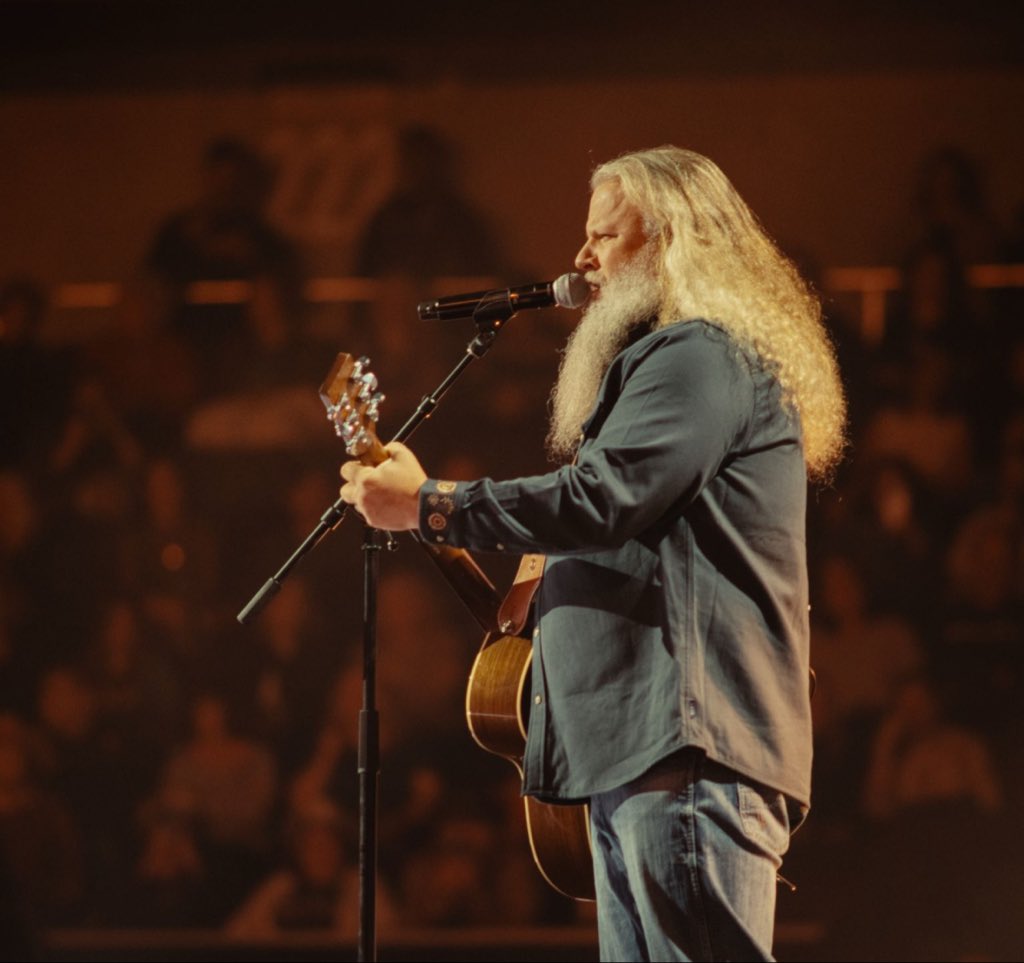 jamey_johnson's tweet photo. Last Thursday, February 5th, Jamey Johnson performed a notable tribute to 90s country music at the “All-Star ‘90s Country” concert in Huntsville, Alabama, where he highlighted the era’s sound by covering George Jones’ “Choices”. The performance focused on honoring late legends like Jones and Waylon Jennings, rather than performing his own hits.

📸: @josephjcash