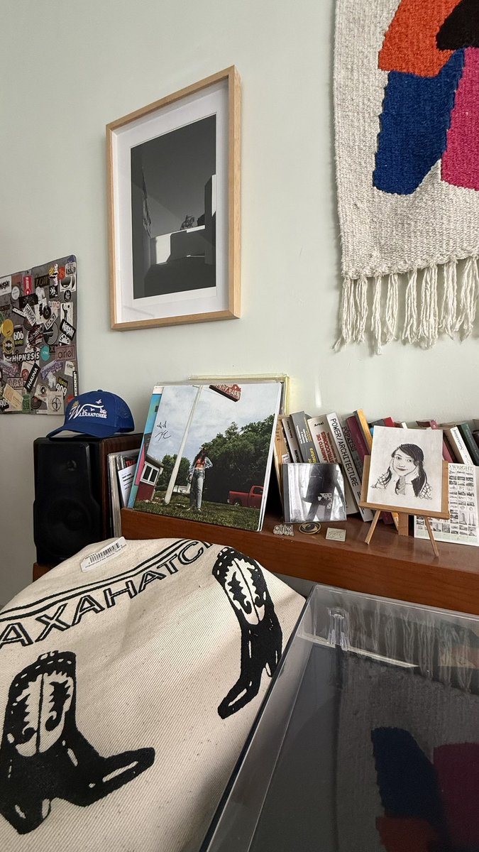 Aquí ya con este kit de waxahatchee <a href="/avaleriada/">Vale Estrada</a> 🍒 

Ya no recordaba que a veces escuchar la radio te hace ganar cositas <a href="/Ibero909FM/">Ibero 90.9 FM</a> 📻 

#elturnodelatarde