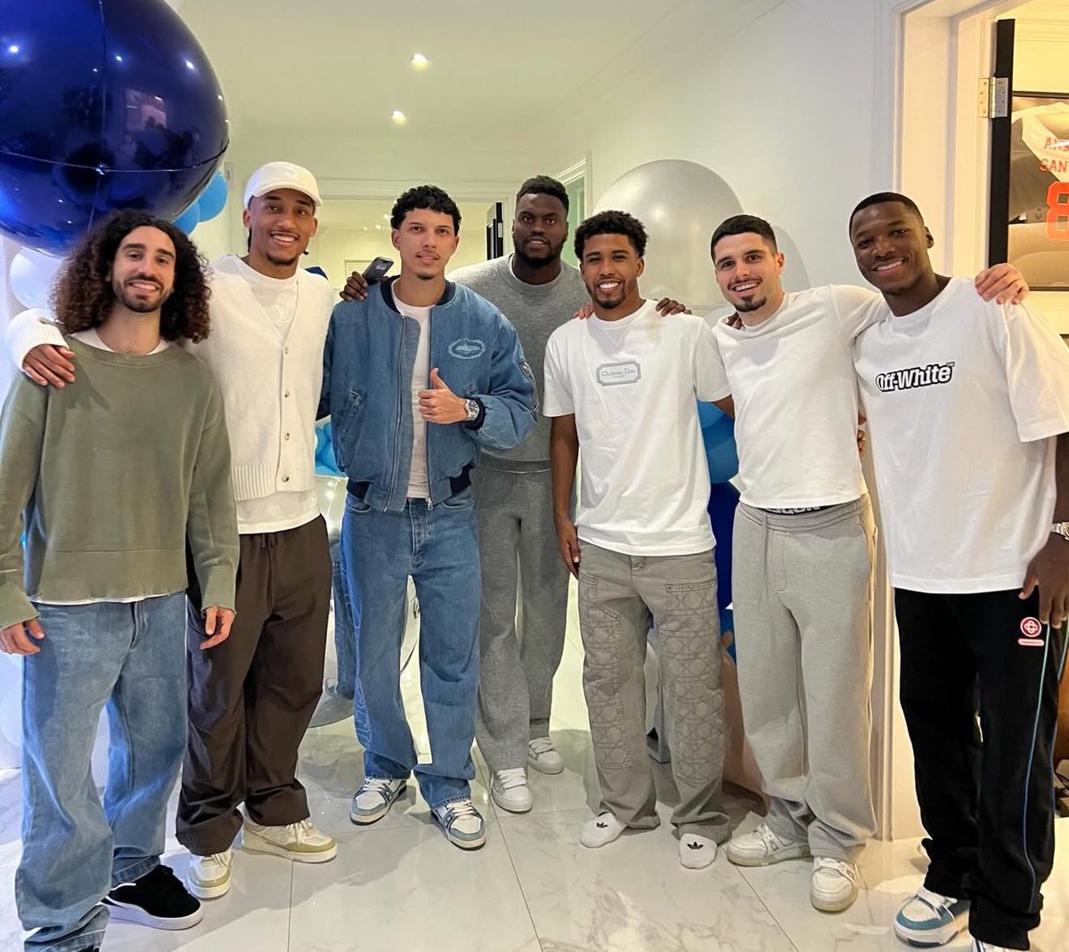 ChelseaFrance's tweet photo. Plusieurs joueurs de Chelsea étaient présents pour célébrer l’anniversaire d’Anthony, le fils d’Andrey Santos qui fêtait ses 1 an.

Le groupe vit bien. 💙 https://t.co/kNM9ZEQcwd