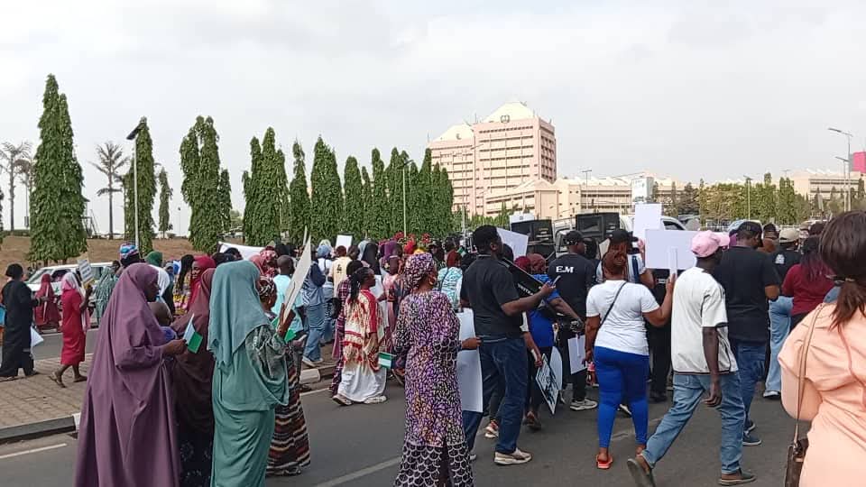 Earlier today, YES join other civil society organization in Nigeria at #OccupyNass Protest, to demand for real time electronic transmission of Election Results in the current electoral Act amendment Bill.

#DemocracyMustWorkForAll #CredibleElection #OurVoteMustCount