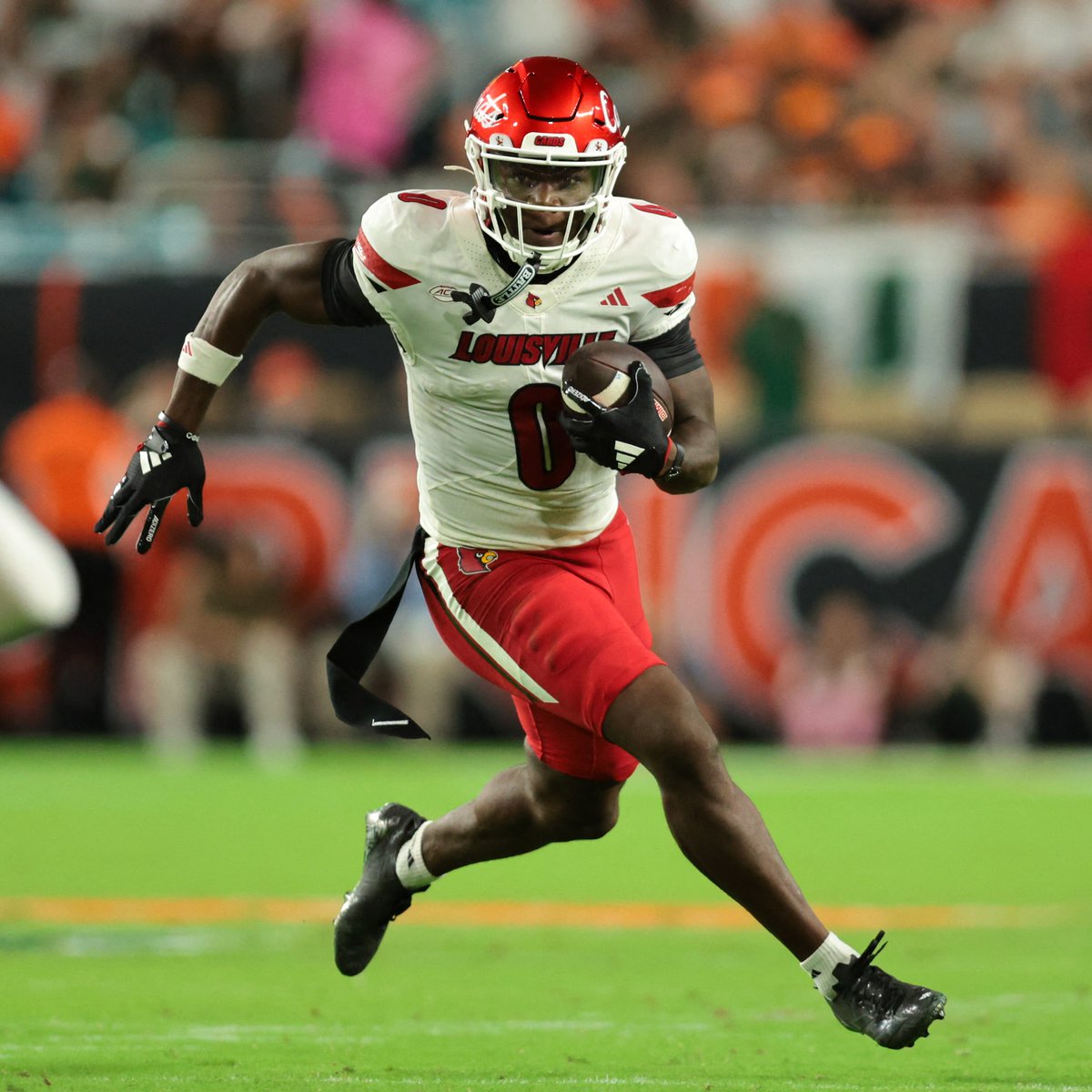 If you want an AJ Brown–type WR, Chris Bell is your guy.
Big body. Physical. Wins through contact. YAC monster. Red-zone bully. Z-hybrid.

Yeah… I’m intrigued 👀🔥