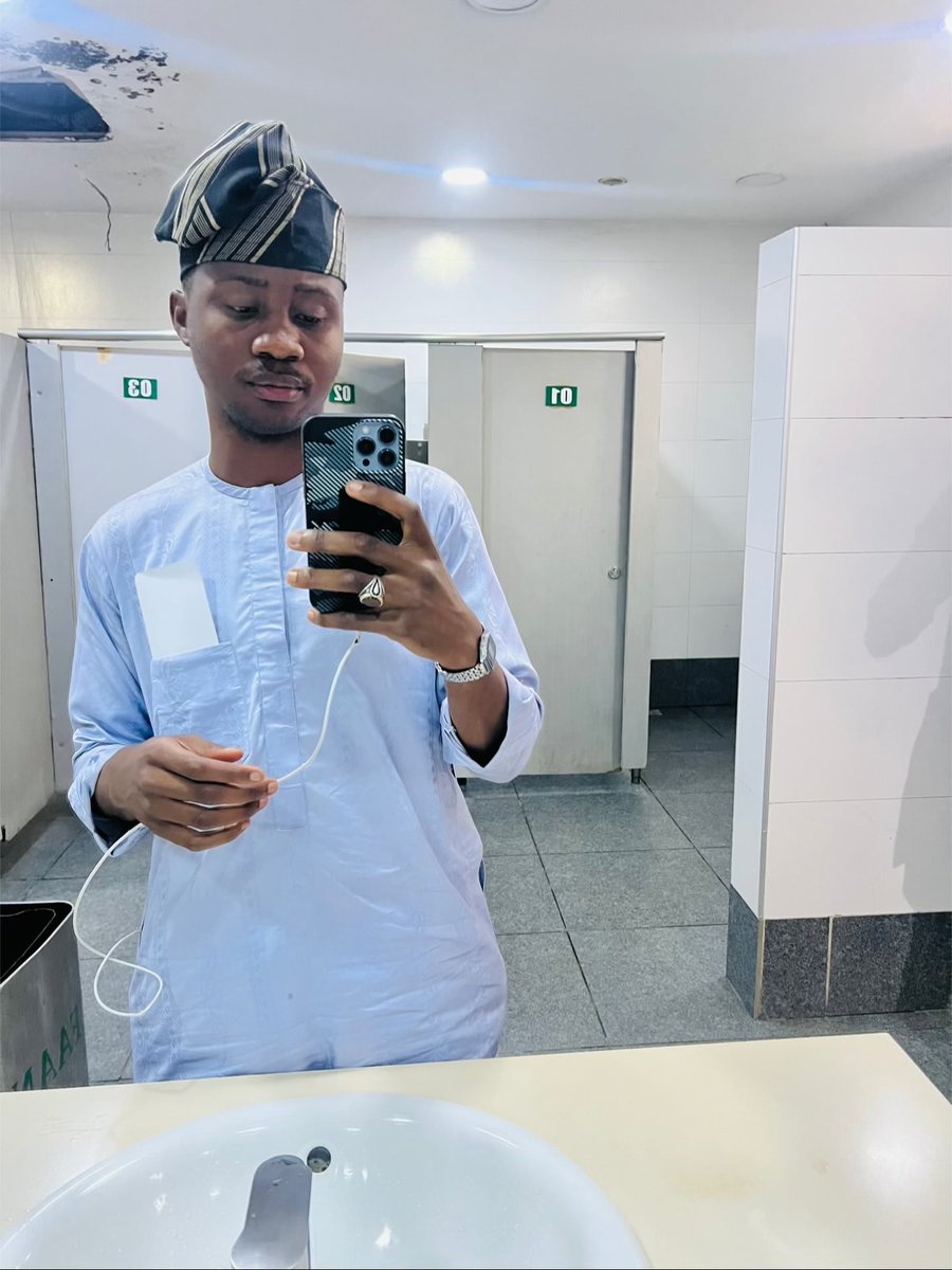 Sirdeekjeebo's tweet photo. Bonjour https://t.co/58QMUBOgNc