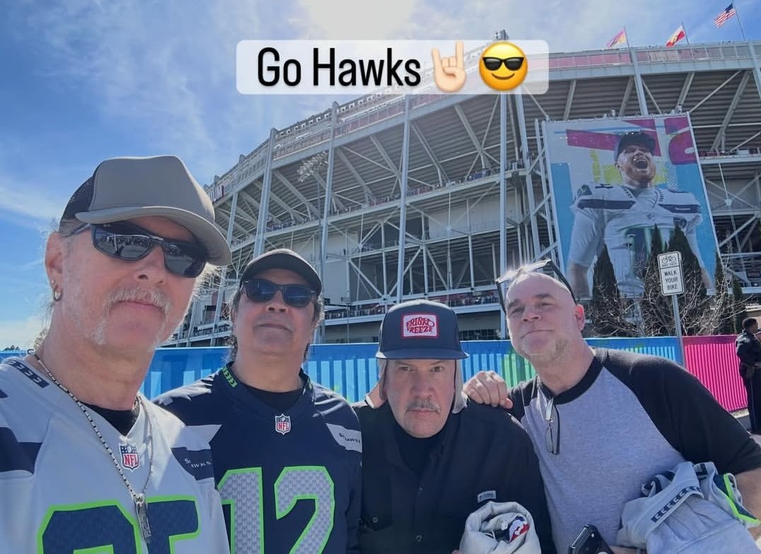 .<a href="/JerryCantrell/">Jerry Cantrell</a> y <a href="/MikeInez/">Mike Inez</a> de  <a href="/AliceInChains/">Alice in Chains</a> en el #SuperBowlLX .
#Seahawks 🦅🏈