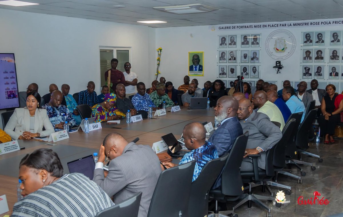 MCENI – PG S.A | Réunion de Cabinet

J’ai pris part, ce lundi 9 février 2026, à la première réunion de cabinet élargie présidée par Monsieur Mourana Soumah, Ministre de la Communication, de l’Économie Numérique et de l’Innovation (MCENI).