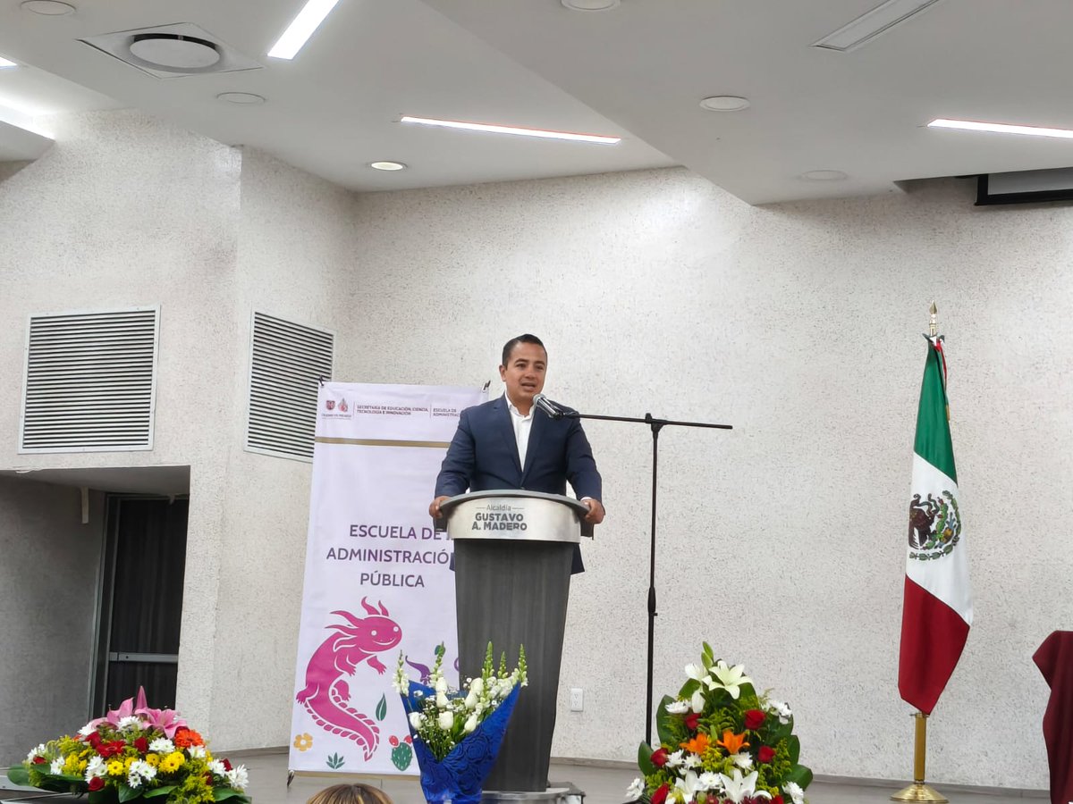 HegelCortes's tweet photo. El día de hoy, en compañía del alcalde @yancolozano y de Fernando Martínez Álvarez, presidente del Comité de Ética de @TuAlcaldiaGAM entregamos 83 constancias con valor curricular a las personas servidoras públicas adscritas a dicha demarcación. https://t.co/NVSl3qjGLw