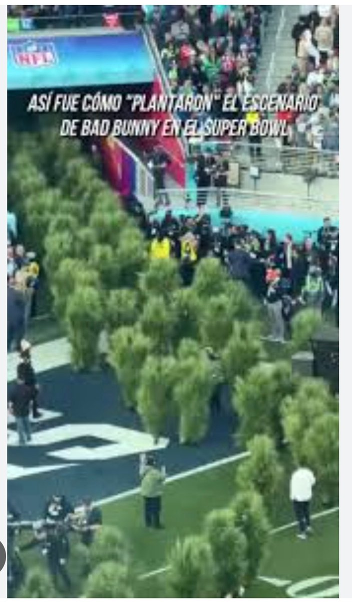 Cuando creías que el Niño Pasto no iba a hacer nada de su vida, de pronto aparece como el Hombre Planta liderando un ejército en el
 #SuperBowl con #BadBunny 👏🏼👏🏼👏🏼👏🏼👏🏼
