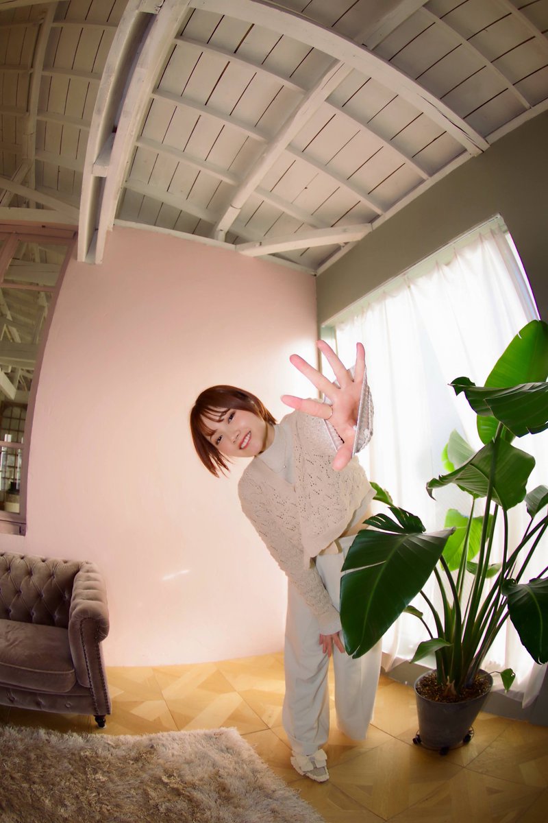 a cute girl was showing her hand to us #いろは @iroha_sn7 #月猫