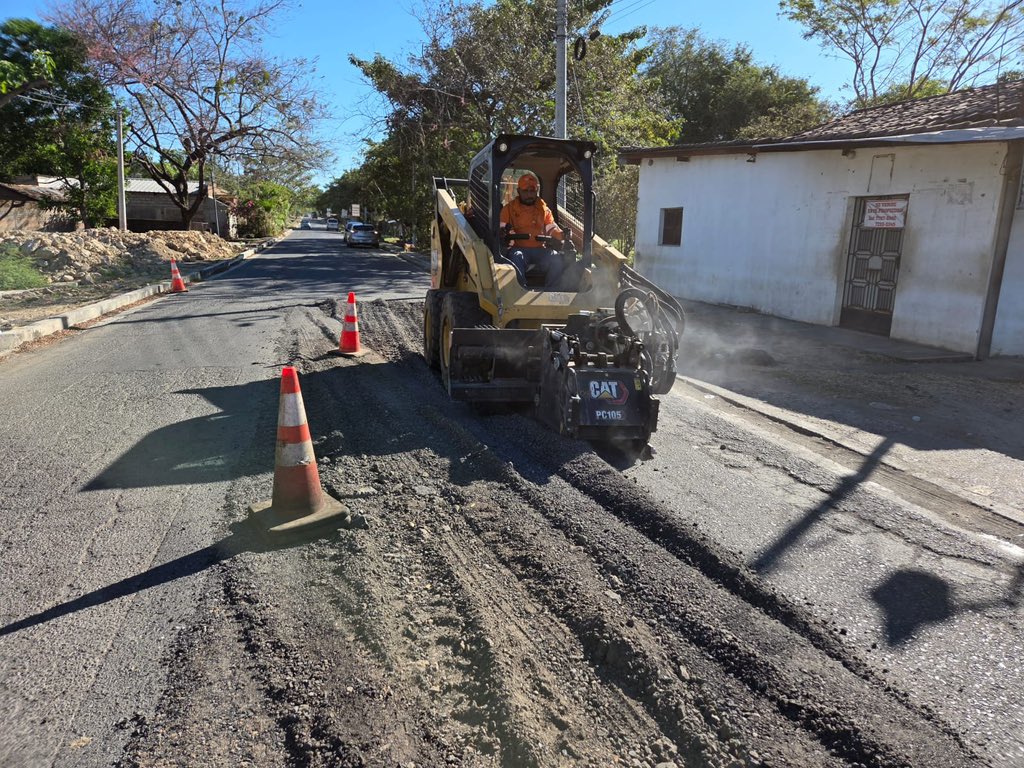 Hoy trabajamos en la reparación del acceso de la carretera que conduce hacia San Alejo, La Unión. 

Garantizamos una vía más cómoda y segura. 🇸🇻