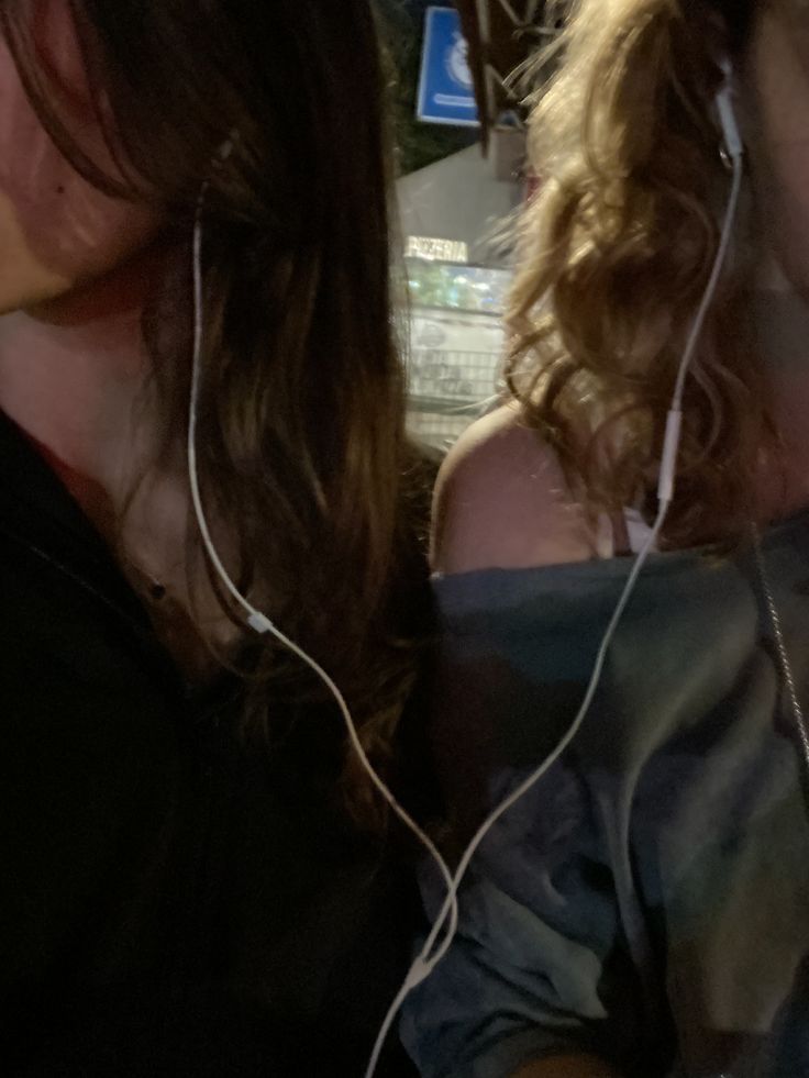tuna_else's tweet photo. 🐝📸"The World's Watching" a #jackieshauna #YellowJackets #smau 📸🐝
Jackie and Shauna are both Twitch Streamers/YouTubers who hate eachother. They form a rivalry, but does it just end there? https://t.co/aE6IanS8Yj