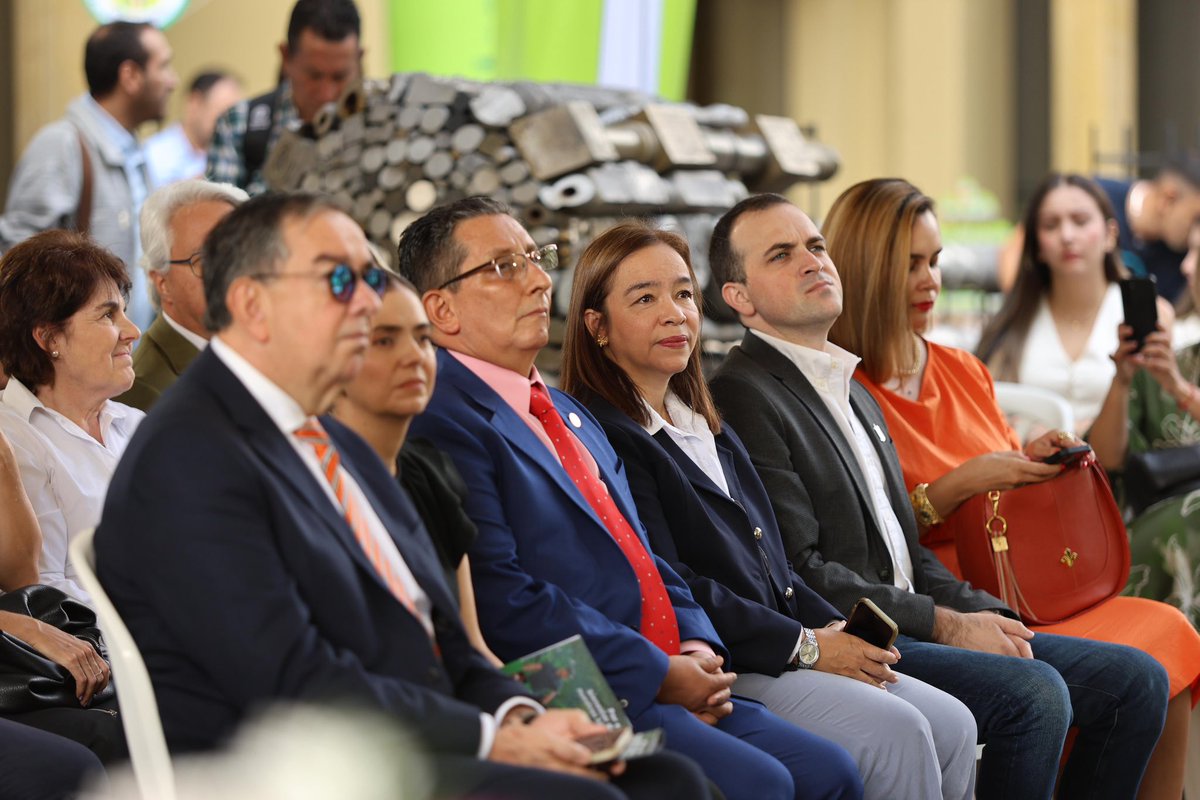 isovelez's tweet photo. Acompañamos hoy los Premios que otorga @elclubdeprensa En su menaje a los periodistas el alcalde @FicoGutierrez calificó el periodismo “como una labor valiente. Es el trabajo de quienes buscan a diario la verdad…incluso cuando hacerlo implica riesgos”. ¡Felicitaciones colegas! https://t.co/u6LaLU7xqo