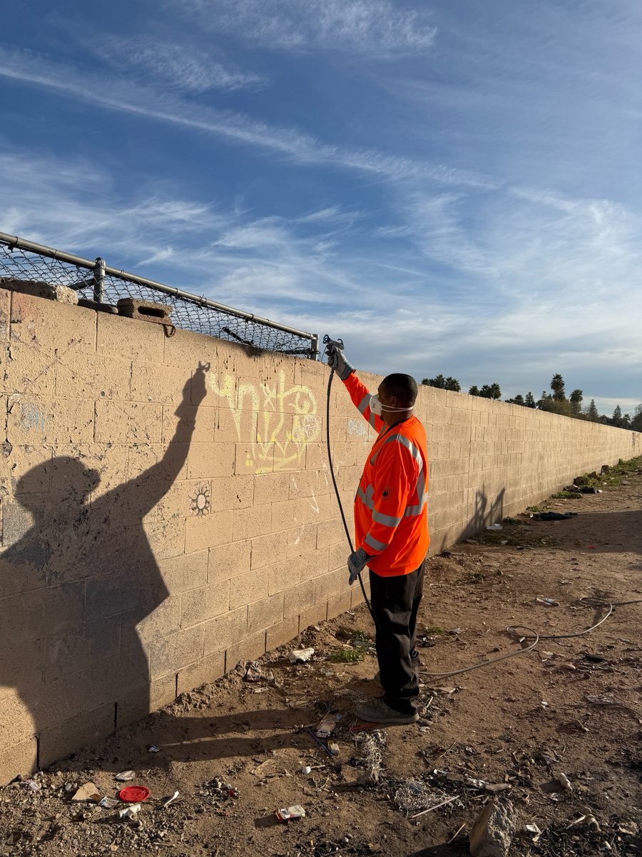 CityofPhoenixAZ's tweet photo. This Graffiti-Free Phoenix Awareness Month, grab your friends and some free paint from @PHXNeighborhood - they'll provide tools and training so you can wipe it out! 🧼

🔗 https://t.co/mho7T99Svh https://t.co/zTAokTd4rw