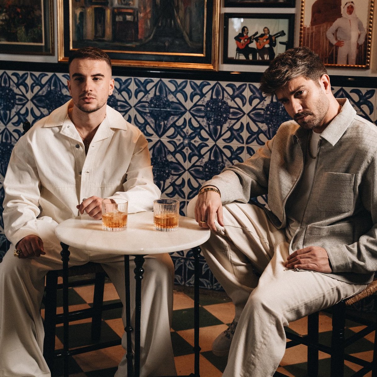 #Info Nueva colaboración: tenemos nueva música esta misma semana 💥.

#Repost <a href="/antonyzetta/">ANTONY Z</a>
•   •   •
BESOS DORADOS con <a href="/pabloalboran/">Pablo Alborán</a> este miércoles. Los sueños se cumplen, se viene el álbum 🪽🪽