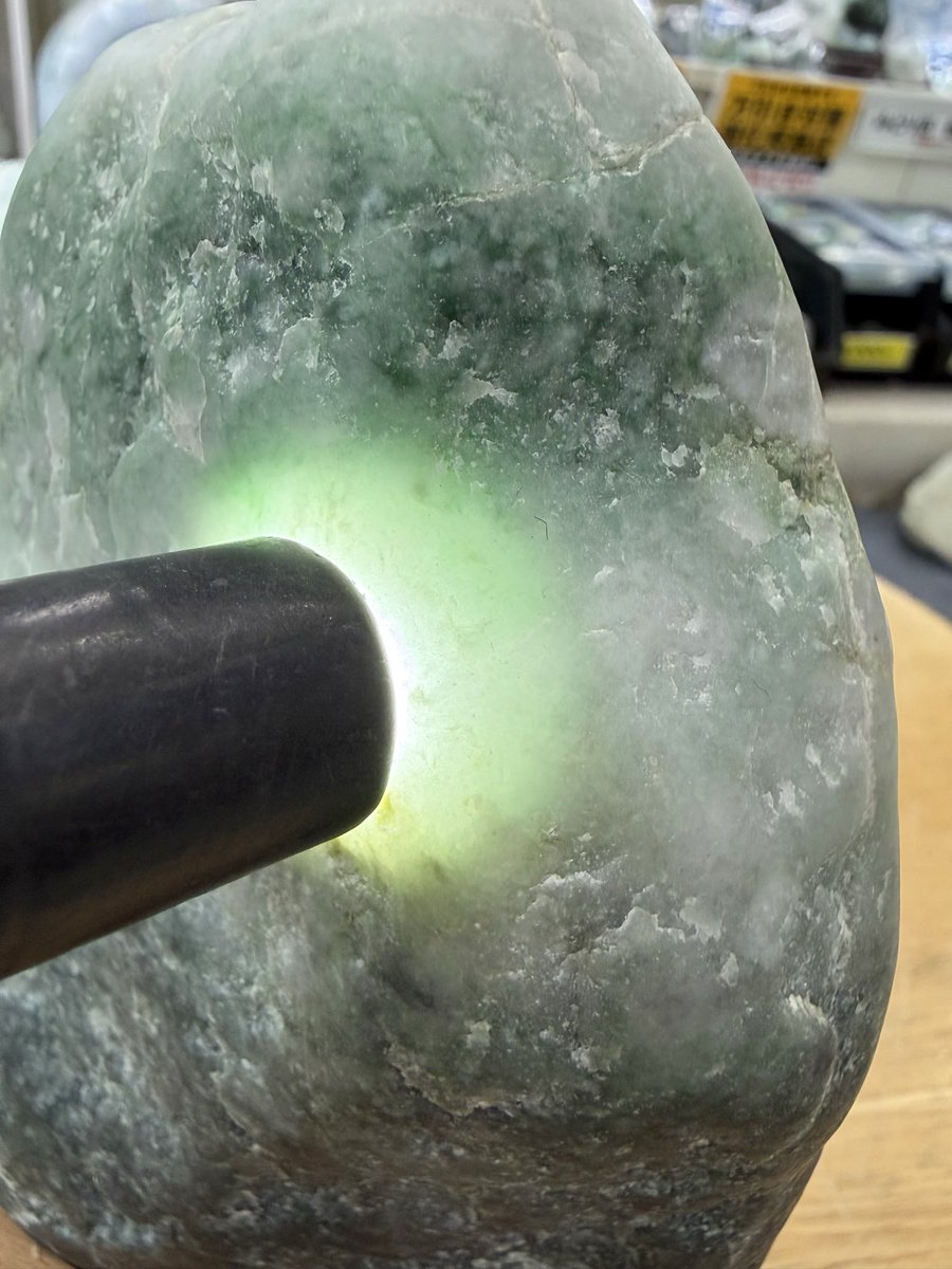 今日のヒスイは、 「姫川水系小滝の白地にオンファス🟢角閃石の