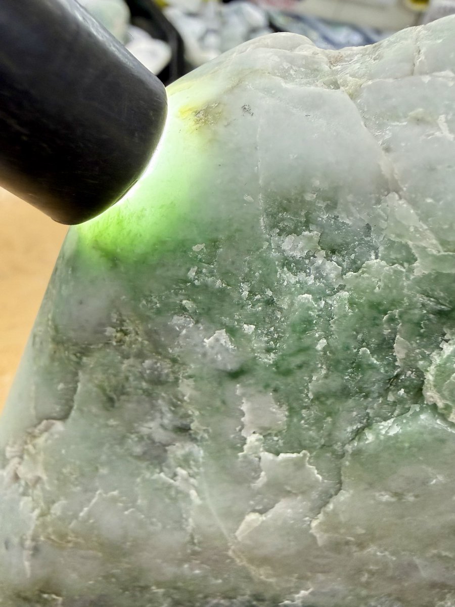 今日のヒスイは、 「姫川水系小滝の白地にオンファス🟢角閃石の