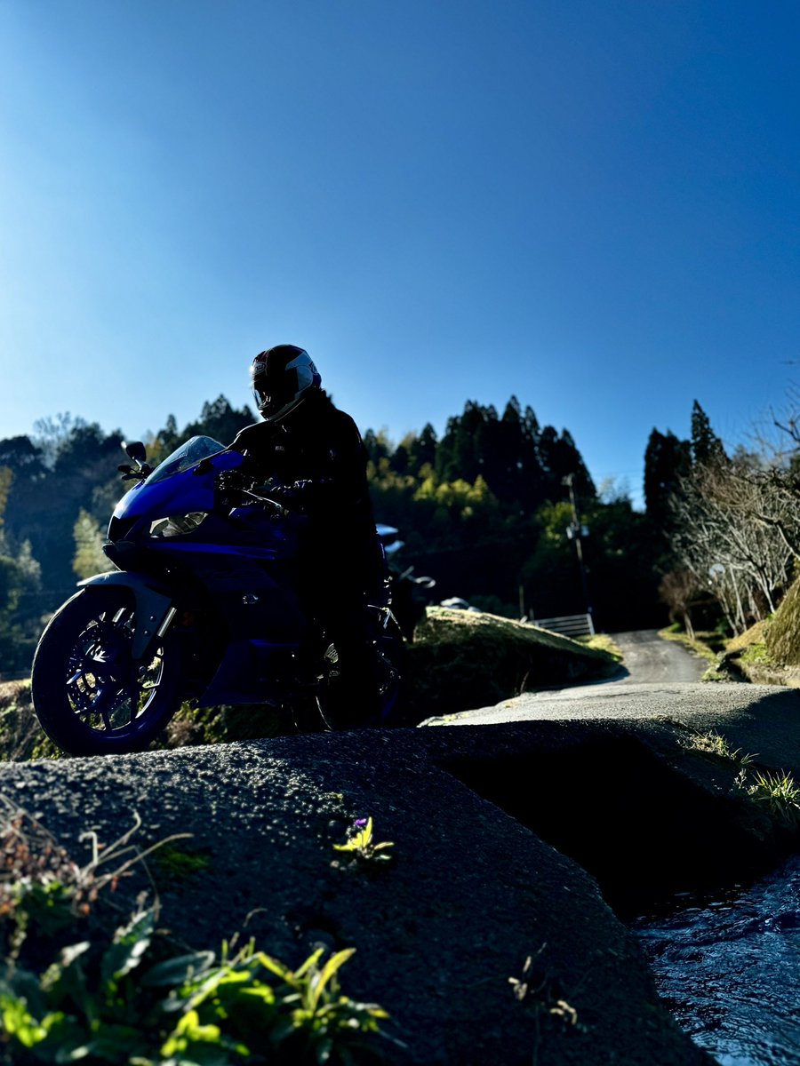 とある 沈下橋にて

渓流と 陽光の狭間で

… …

水と光の共存

蒼い空と 青いバイクの共存

ライダーも景色に溶け込めてる…かな 笑