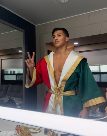 ElFinanciero_Mx's tweet photo. 🇲🇽🐰 Emiliano “El General” Vargas, hijo del excampeón Fernando Vargas, empieza a llamar reflectores en el deporte y hasta en el Super Bowl, donde el boxeo tuvo presencia fuera del emparrillado. Con apenas 18 años, el joven púgil mexicoamericano busca consolidarse como ídolo mexicano y proyectar su carrera en los grandes escenarios, combinando tradición, identidad y ambición rumbo a la élite del boxeo mundial

📷: IG @emilianofvargas