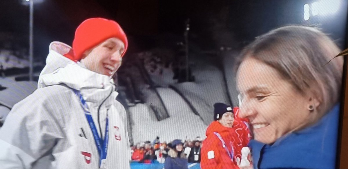Fajnie poznac kulisy. Maja Wloszczowska, czlonek MKOL, nie byla wyznaczona do dekoracji medalami skoczkow. Ale przyjechala na skocznie i gdy Kacper Tomasiak zdobyl srebrny medal porosila czlonka MKOL z Mongolii zeby ustapil jej miejsca, zgodził sie i mogla wreczc medal Kacprowi.