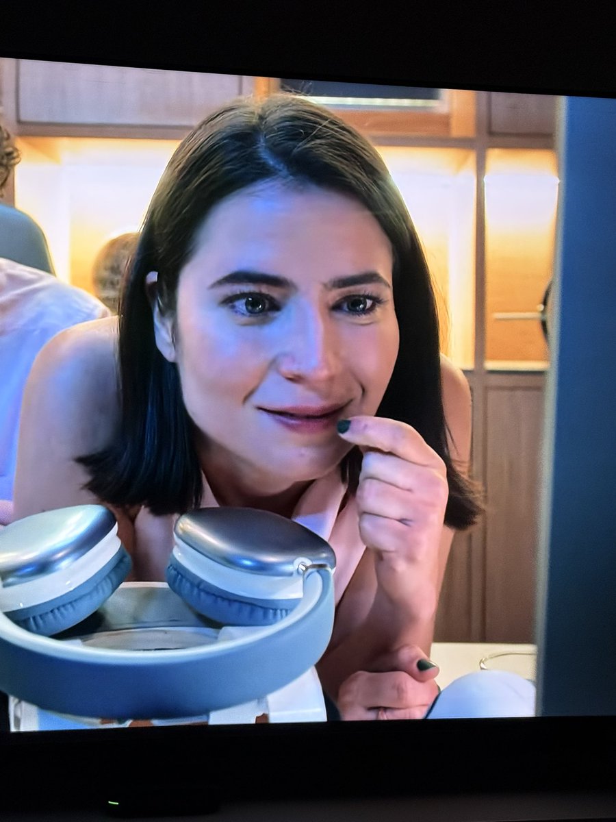 Esta señora es actor lo entiendo, pero más vale que se vaya a un psiquiatra está loca de la cabeza esta niñata #LaReinaDelFlow3