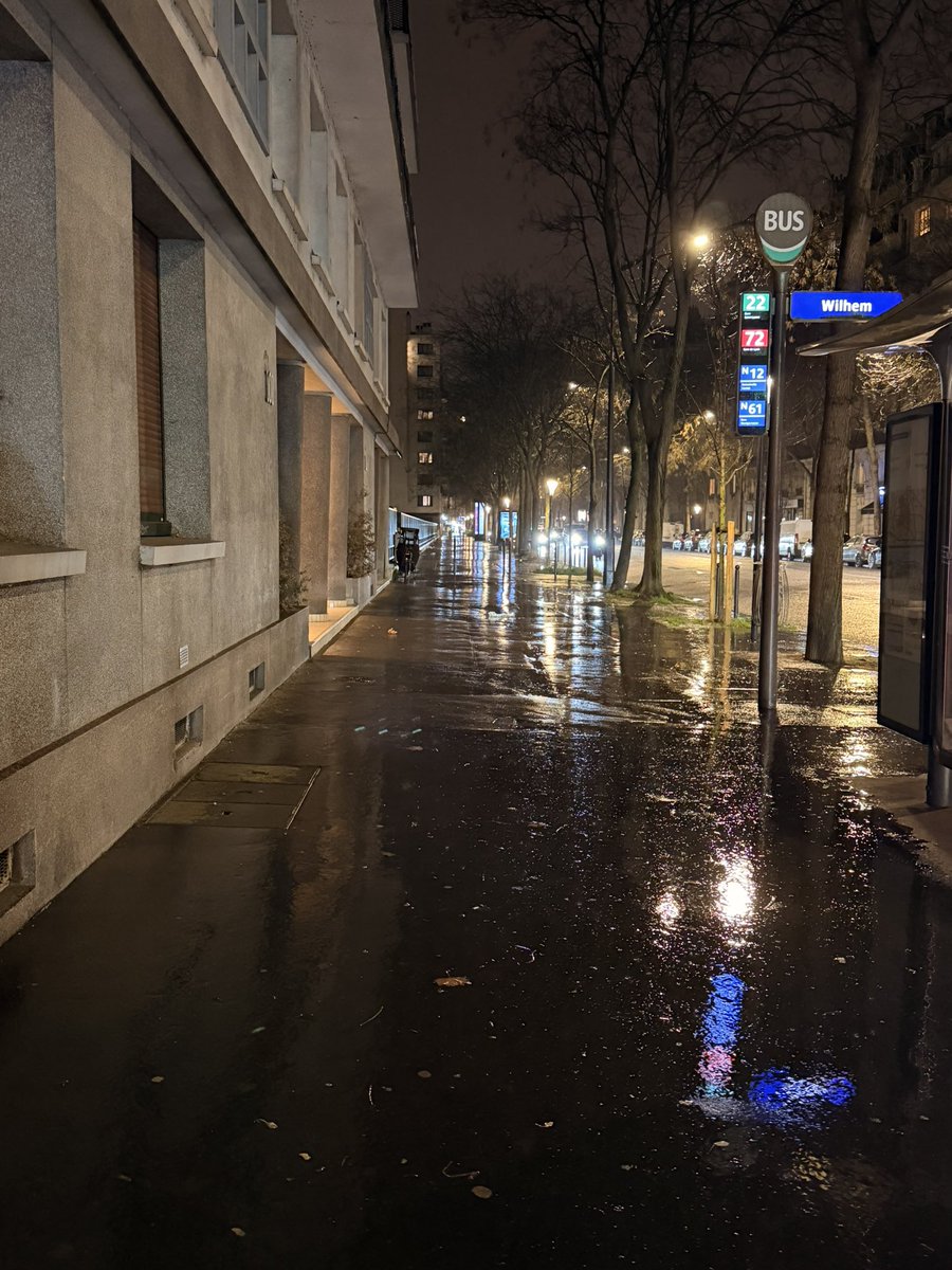 MatouEcureuil's tweet photo. À Paris, on aime la pluie, parce que les trottoirs sont enfin lavés. https://t.co/51MHTOYwR2
